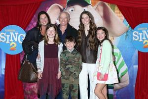 los angeles 12 de dezembro - ruve mcdonough, neal mcdonough, family at the sing 2 premiere no greek theatre em 12 de dezembro de 2021 em los angeles, ca foto