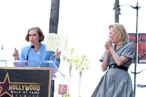 los angeles - 25 de abril hannah einbinder, jean smart na cerimônia de jean smart na calçada da fama de hollywood em 25 de abril de 2022 em los angeles, ca foto