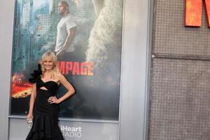 4 de abril de los angeles - malin akerman na estréia de rampage no microsoft theater em 4 de abril de 2018 em los angeles, ca foto