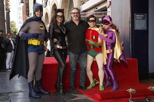 los angeles 9 de janeiro - batman, catwoman, robert carradine, robin, riddler na cerimônia da estrela da ala de burt na calçada da fama de hollywood em 9 de janeiro de 2020 em los angeles, ca foto