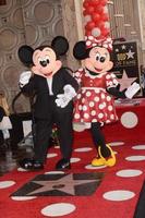 los angeles 22 de janeiro - mickey mouse, minnie mouse na cerimônia minnie mouse star na calçada da fama de hollywood em 22 de janeiro de 2018 em hollywood, ca foto