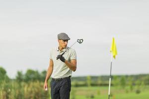 jovem jogando golfe foto