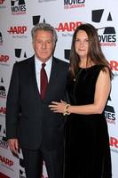 los angeles, 12 de fevereiro - dustin hoffman, lisa hoffman chega ao aarp filmes para adultos almoço de premiação no hotel peninsula em 12 de fevereiro de 2013 em beverly hills, ca foto