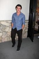 25 de setembro de los angeles - finn wittrock chega ao almoço do clube de fãs de todos os meus filhos 2010 no sportsman s lodge em 25 de setembro de 2010 em studio city, ca foto