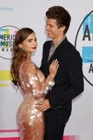 los angeles 19 de novembro - violetta komyshan, ansel elgort no american music awards 2017 no microsoft theater em 19 de novembro de 2017 em los angeles, ca foto