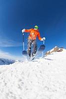 jovem esquiar em movimento vista de baixo foto