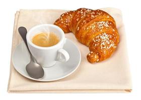 café expresso com croissant foto