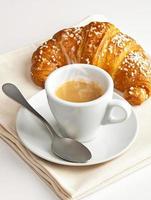 café expresso com croissant foto