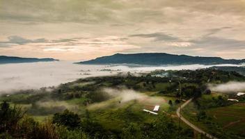 montanhas com árvores e nevoeiro na tailândia foto