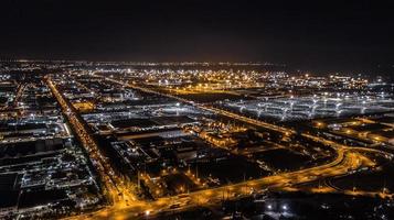 uma vista aérea do parque industrial à noite foto