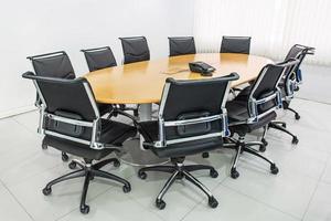 mesa de reunião e cabelos pretos na sala de reuniões