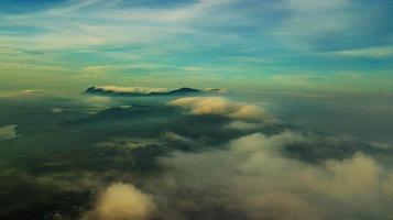 montanhas e neblina na Tailândia foto