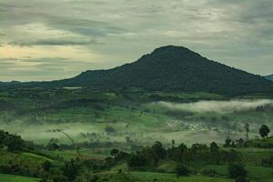 montanhas com árvores e nevoeiro na tailândia foto