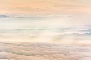 névoa da manhã, mar de mis ou nuvem foto