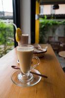 xícara de cappuccino quente com smoothie de banana com chocolate e pão