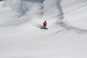 esquiador em pó profundo, freeride extremo foto