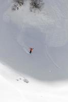 esquiador em pó profundo, freeride extremo foto