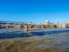 hdr millennium bridge em londres foto