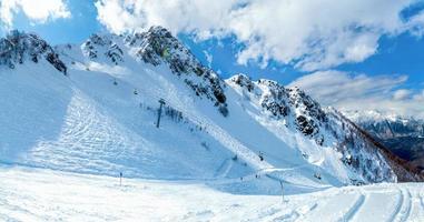 esportes montanhas paisagens inverno turista neve natureza céu azul foto