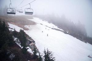 os esquiadores descem abaixo do intervalo, grouse mountain, vancouver foto