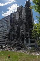kharkiv, ucrânia - 04 de maio de 2022. guerra na ucrânia 2022. prédio residencial destruído, bombardeado e queimado após mísseis russos. famoso edifício na rua natalia uzhviy. foco seletivo. foto