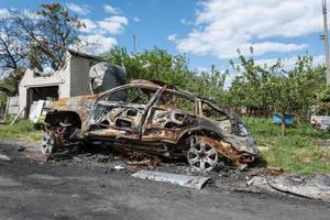 Kharkiv, Ucrânia - 04 de maio de 2022. carro queimado e quebrado. guerra na ucrânia 2022. mísseis russos em kharkiv ucrânia. agressão russa, conflito. ataque russo na ucrânia. foto