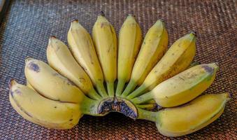 banana madura asiática na mesa. foto