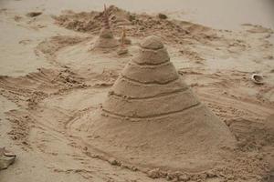 formando areia da praia como templos budistas na praia foto