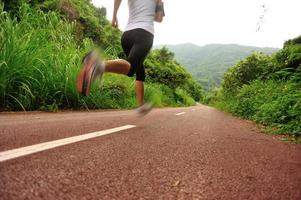 atleta corredor correndo trilha de manhã foto