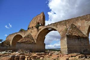 parte das ruínas da ponte ajuda foto