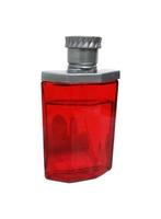 foto do frasco de perfume vermelho e tampa de garrafa cinza. a foto de lado.