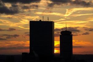 pôr do sol atrás de arranha-céus em boston foto