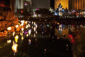 las vegas, nevada, eua, 2010. chamas vulcânicas no hotel mirage em las vegas foto