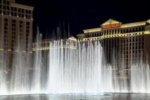 las vegas, nevada, eua, 2010. caesar's palace hotel e cassino à noite em las vegas foto