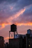 torre de água de Nova York ao pôr do sol foto