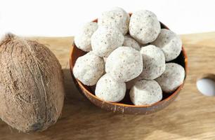 bolas energéticas de coco com amêndoa. conceito saudável sem açúcar. receita de dieta ceto. foto