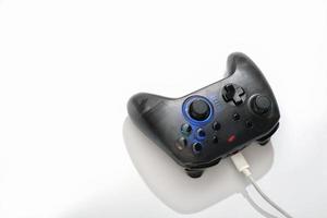 controlador de jogos em fundo branco, desafio de jogos e esports, streaming online, conceito de torneio. foto
