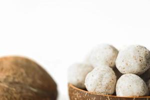 bolas energéticas de coco com amêndoa. conceito saudável sem açúcar. receita de dieta ceto. foto