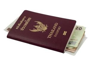 passaporte tailandês e dinheiro tailandês no fundo branco
