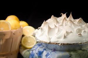 cesta de limões com torta de merengue de limão.