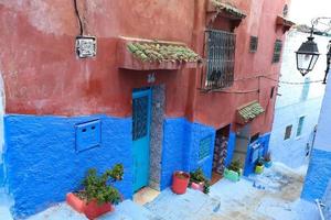 rua em chefchaouen, marrocos foto