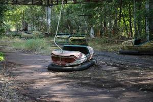 carros de choque, cidade de pripyat na zona de exclusão de chernobyl, ucrânia foto