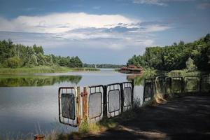 lago em pripyat na zona de exclusão de chernobyl, ucrânia foto