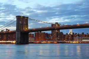 ponte de Brooklyn com skyline do centro ao entardecer foto