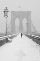 pessoa andando na ponte de brooklyn foto