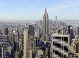 edifícios bem embalados e manhattan skyline, cidade de nova york foto