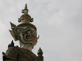 escultura gigante de Buda em wat phra kaew Tailândia foto