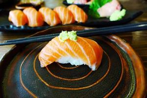 sushi salmão na mesa de madeira foto
