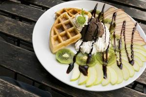 waffles de sorvete com frutas foto