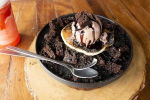 panquecas e sorvete de chocolate com brownie foto